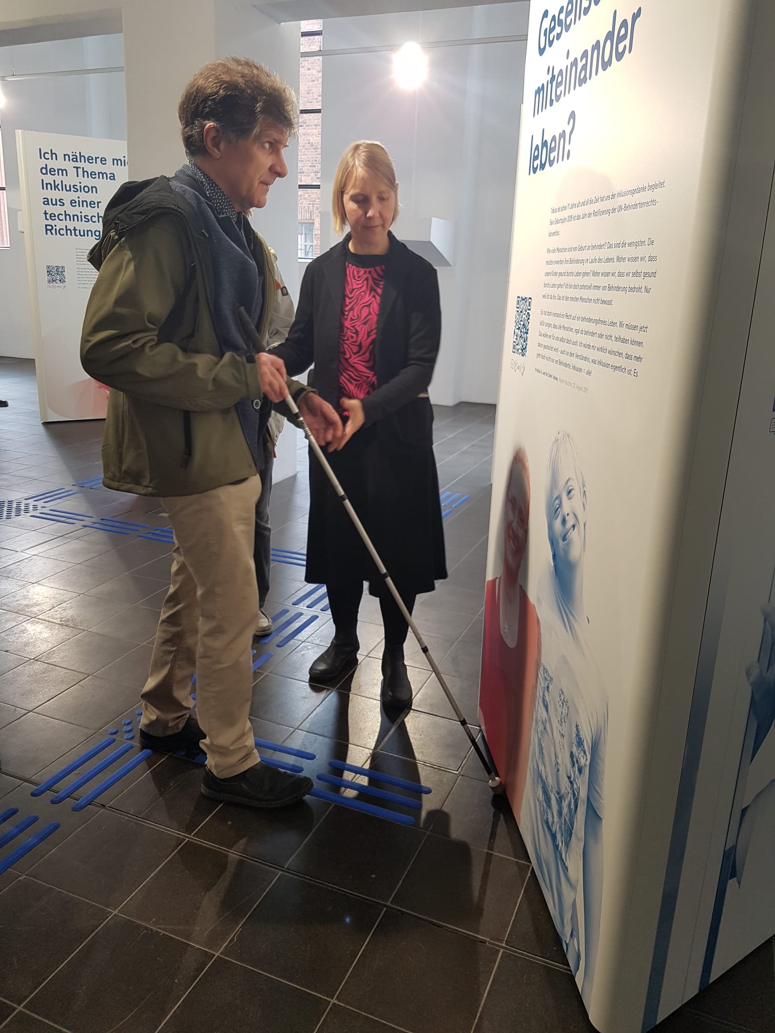 Frau Schöne und Herr Krenz erkunden die Ausstellung